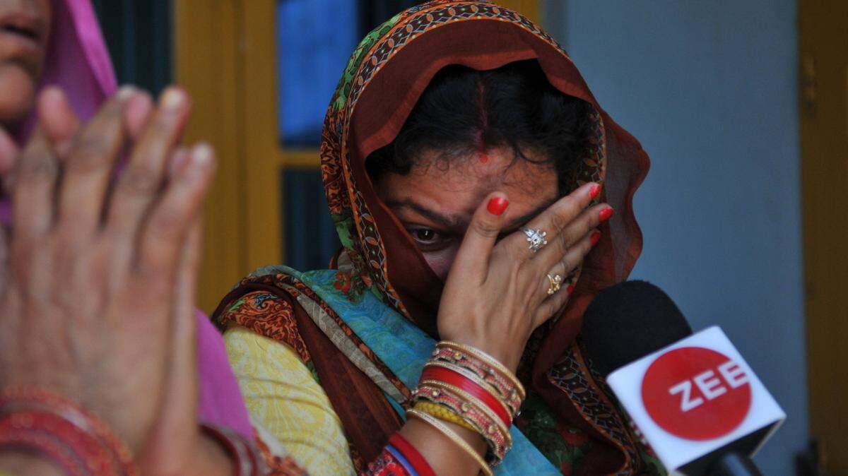 La hija de uno de los acusados de violar y asesinar a una niña de ocho años llora antes del veredicto final, este lunes en Kathua (India). Un tribunal de la India declaró este lunes culpables a seis acusados por el asesinato de una niña de 8 años tras someterla a repetidas violaciones durante varios días en el estado de Jammu y Cachemira, en el norte del país, un caso que conmocionó al país.