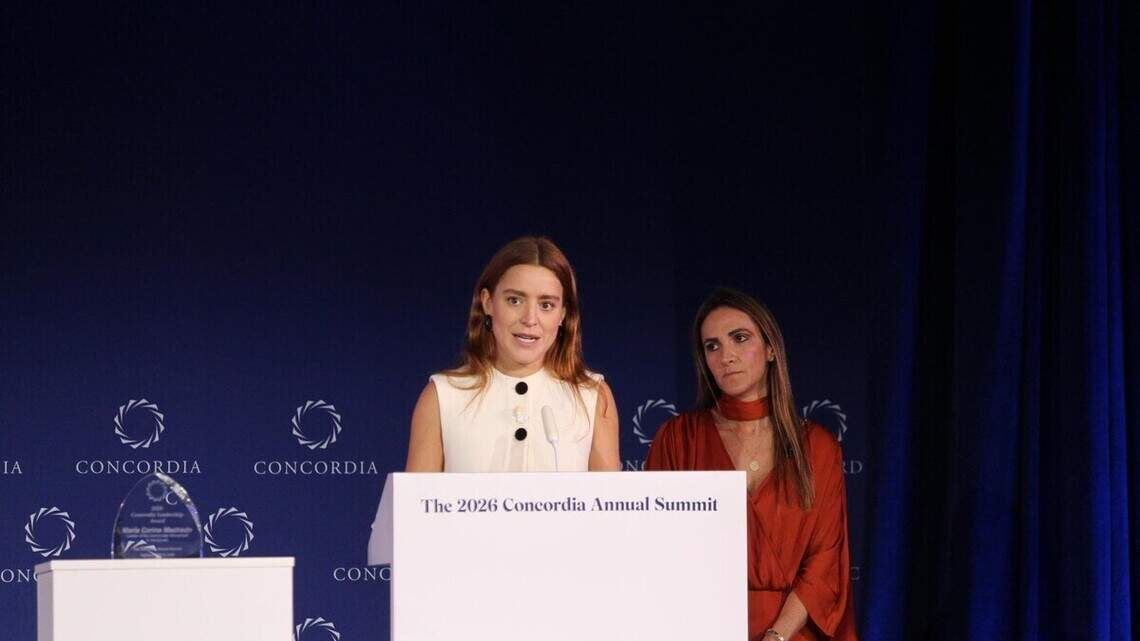 Hija de María Corina Machado recoge en Nueva York premio al liderazgo concedido a su madre