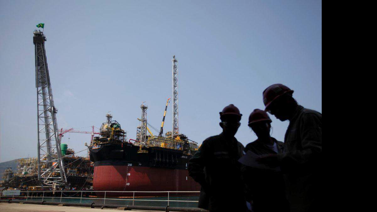 En esta foto de archivo del 22 de septiembre de 2010, los trabajadores se ven cerca de la construcción de plataformas de petróleo de Petrobras en el astillero BrasFels en Angra dos Reis, Brasil.