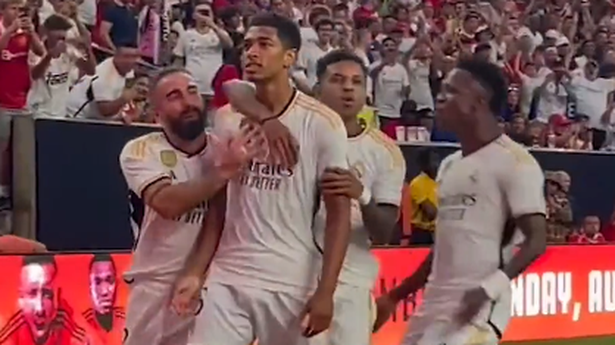 Jude Bellingham (centro) se estrenó como goleador del Real Madrid en esta pretemporada en el triunfo de los  merengues 2-0 ante Manchester United, su segundo triunfo en dos amistosos en esta gira por Estados Unidos.