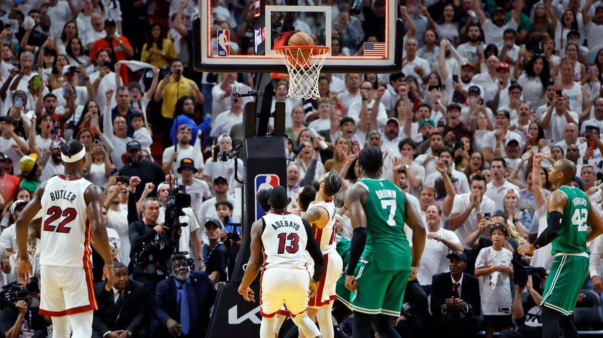 Los jugadores de los Celtics y el Heat miran cuando Derrick White (9) anotó la canasta del triunfo de Boston, en el sexto juego de las Finales de la Conferencia Este, celebrado el 27 de mayo de 2023 en Miami.