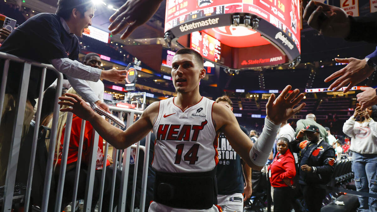 El escolta del Heat Tyler Herro reacciona tras la victoria del Heat 128-97 ante los Hawks, el 20 de febrero de 2026 en Atlanta, Georgia.