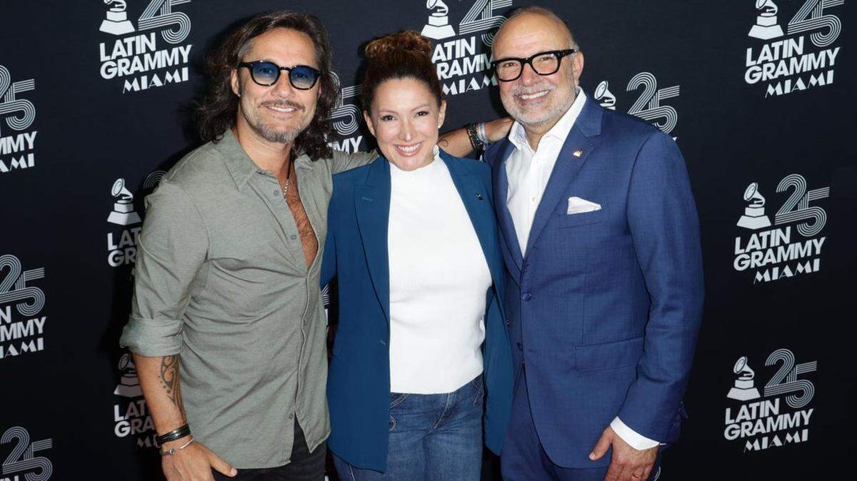Diego Torres, Erika Ender y Manuel Abud, director ejecutivo de Latin Recording Academy durante el anuncio de la ceremonia 25 anual en Miami el 17 de abril de 2024.