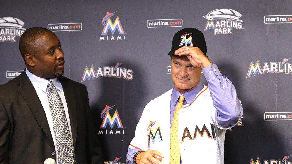 Don Mattingly es presentado como el nuevo mánager de los Miami Marlins el lunes en el Marlins Park, en La Pequeña Habana. Lo acompañan Dave Samson (der.), presidente del equipo, y Michael Hill, presidente de operaciones de béisbol.