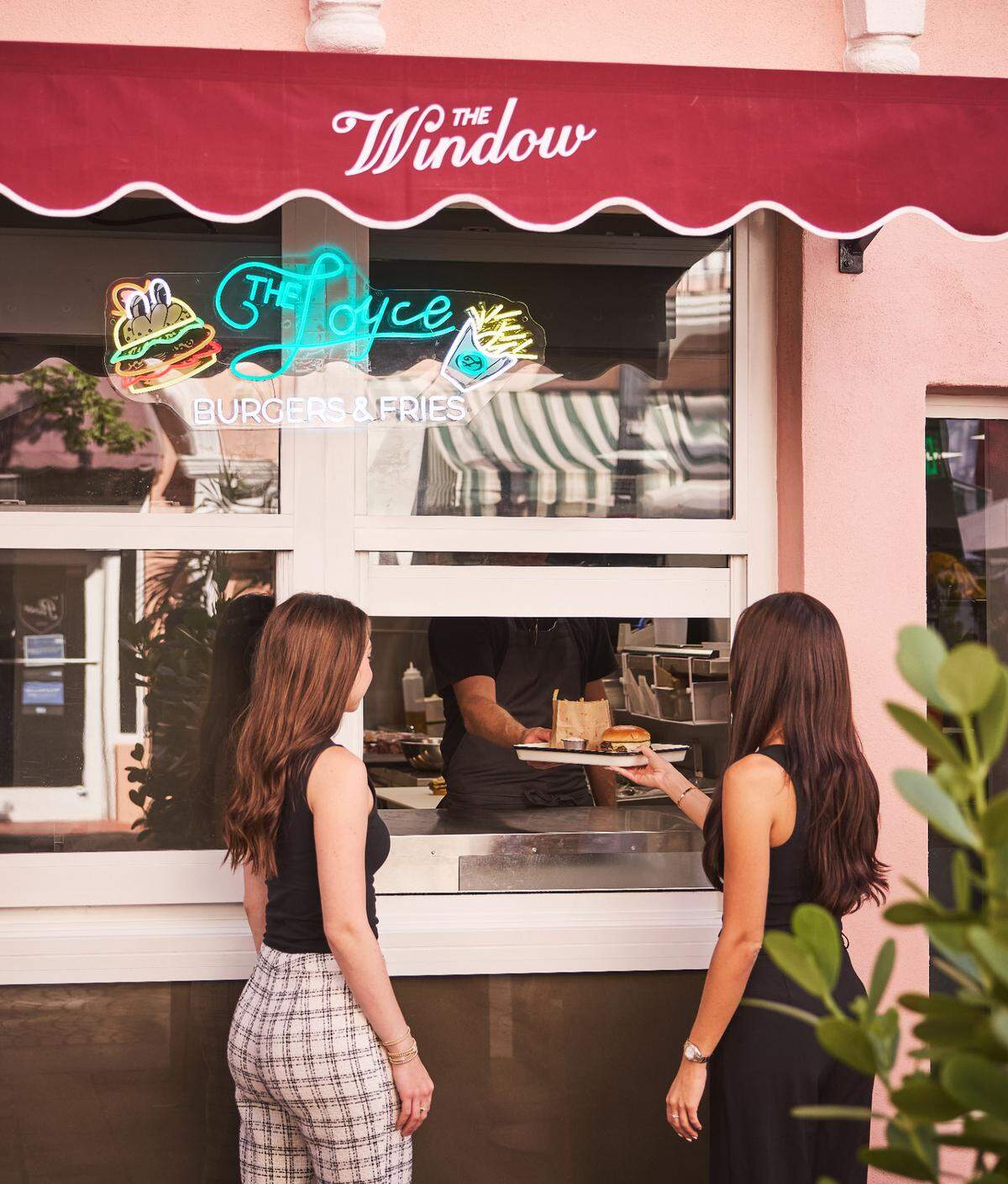 The Window, en la que los comensales pueden pedir más que hamburguesas. El menú también incluye sándwiches de pescado y pollo, alitas, batidos, ensaladas picadas y más.