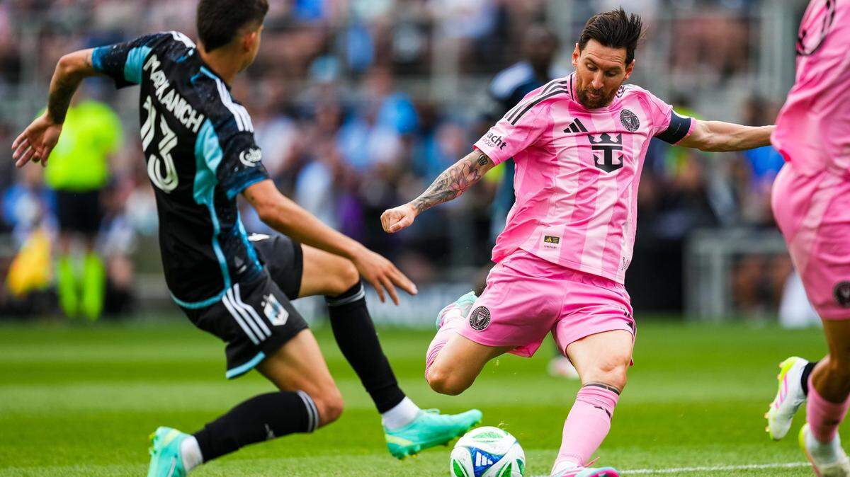 El delantero del Inter Miami, Lionel Messi (10), remata durante la primera mitad contra el Minnesota United en el Allianz Field, el 10 de mayo de 2025 en Saint Paul, Minnesota.