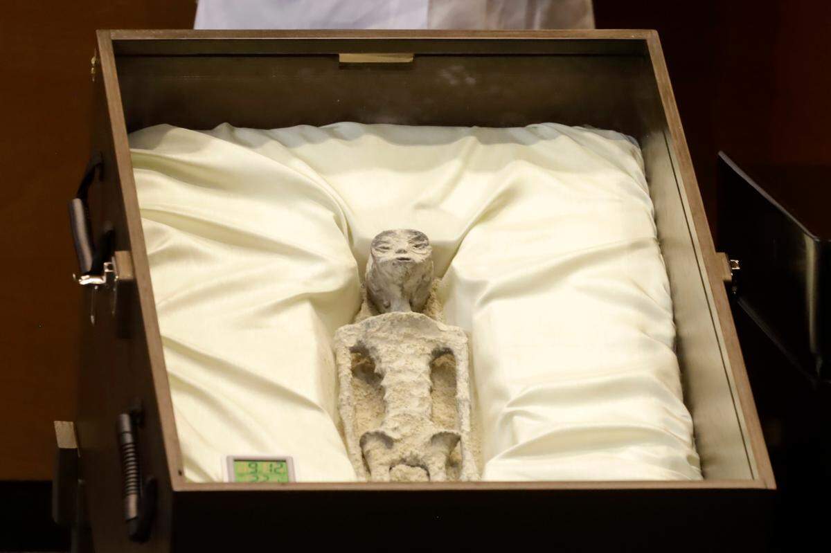 La presentación de unos supuestos cuerpos “extraterrestres” en Ciudad de México ha desatado todo tipo de comentarios, incluidas burlas y desacreditaciones.