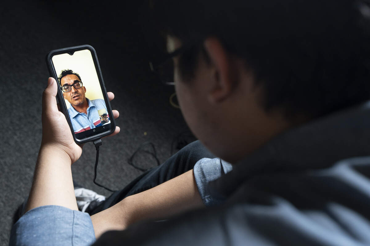Damian habla con su padre por videollamada. Saúl, padre soltero, fue deportado a México en octubre luego de haber vivido 36 años en Estados Unidos. Ahora, la única forma en que ambos pueden verse es a través de una pantalla.
