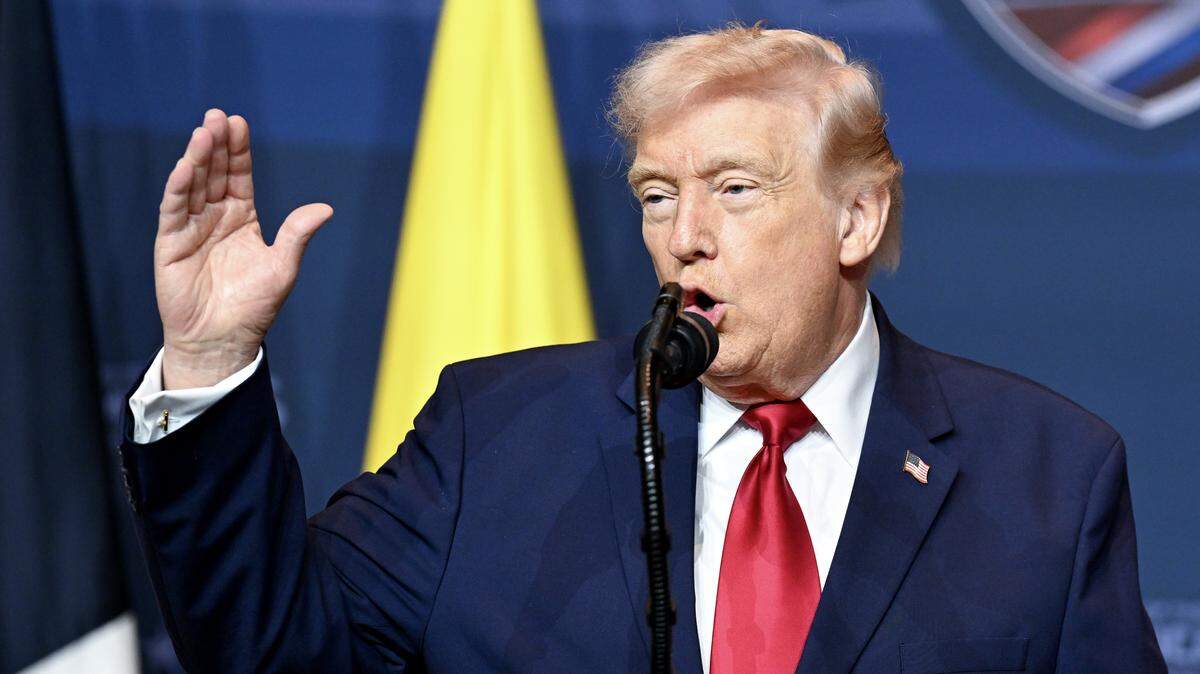 El presidente de Estados Unidos, Donald Trump, habla mientras organiza la “Cumbre Escudo de las Américas”, un encuentro con jefes de Estado y funcionarios de gobierno de 12 países del continente en el Trump National Doral Golf Club, el 7 de marzo de 2026 en Doral, Florida.