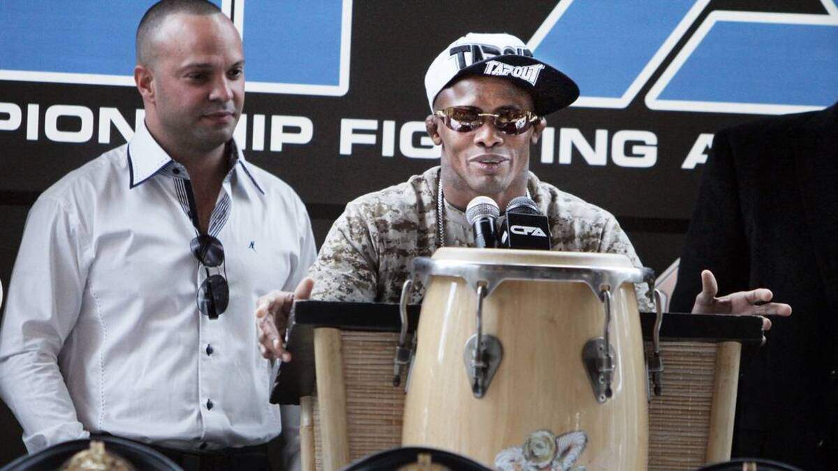 Alexis Vila Perdomo (derecha), cubano experto en artes marciales, participa en una conferencia de prensa en el 2013 para anunciar las próximas peleas de la Championship Fighting Alliance. Vila es uno de los encausados por el asesinato del amante de la esposa del dueño de Presidente Supermarkets.
