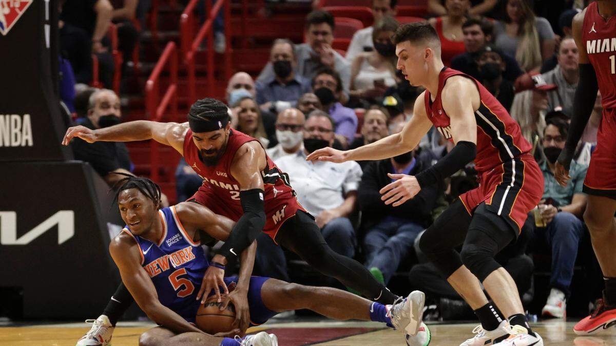 Los jugadores del Heat Gabe Vincent (izq.) y Tyler Herro (der.) tratan de quitarle la pelota a Immanuel Quickley, de los Knicks de New York, en el partido celebrado el 26 de enero de 2022 en Miami.