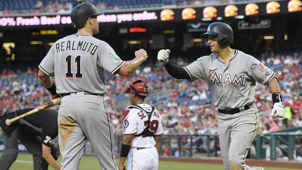 Martín Prado (der.) saluda a J.T. Realmuto tras pegar un jonrón en el segundo inning ante los Nacionales, el 5 de julio de 2018 en Washington.