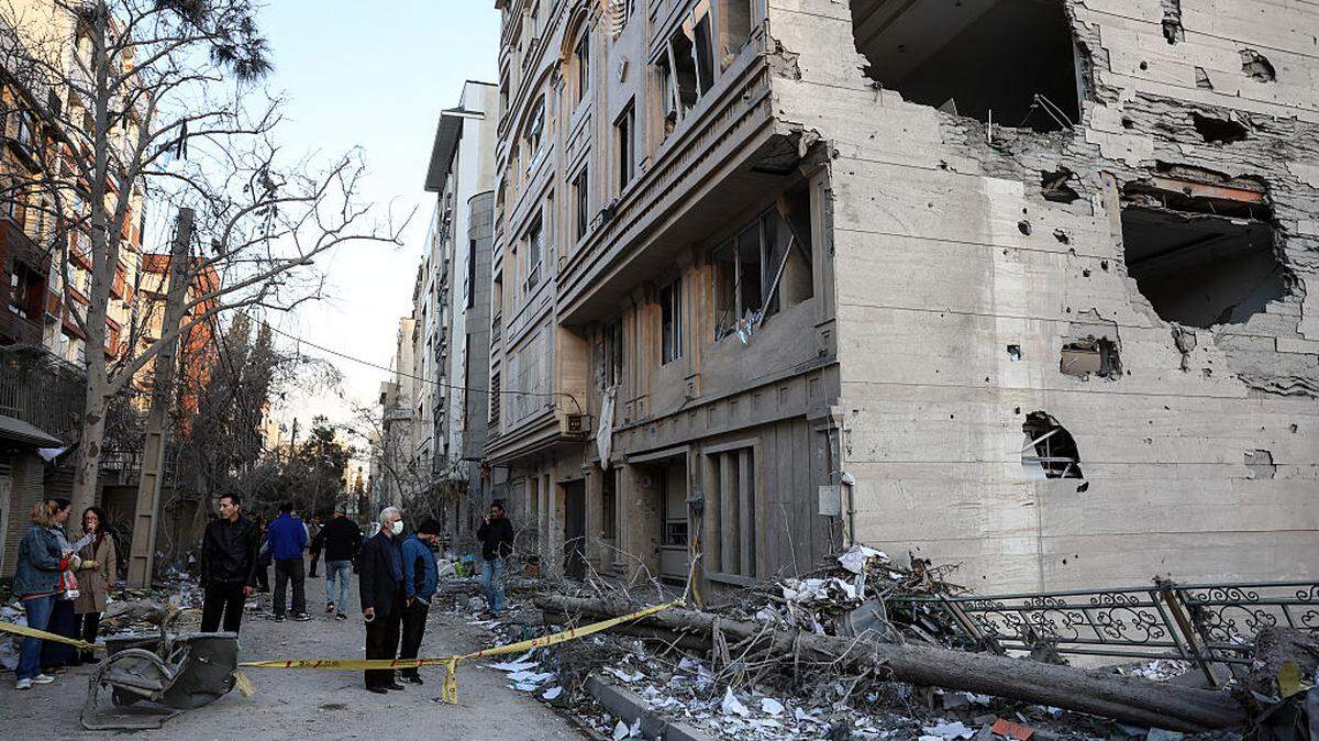 Residentes observan edificios dañados cerca de la plaza Niloufar en Teherán, durante la actual campaña militar conjunta de Estados Unidos e Israel contra Irán, el lunes 2 de marzo de 2026.