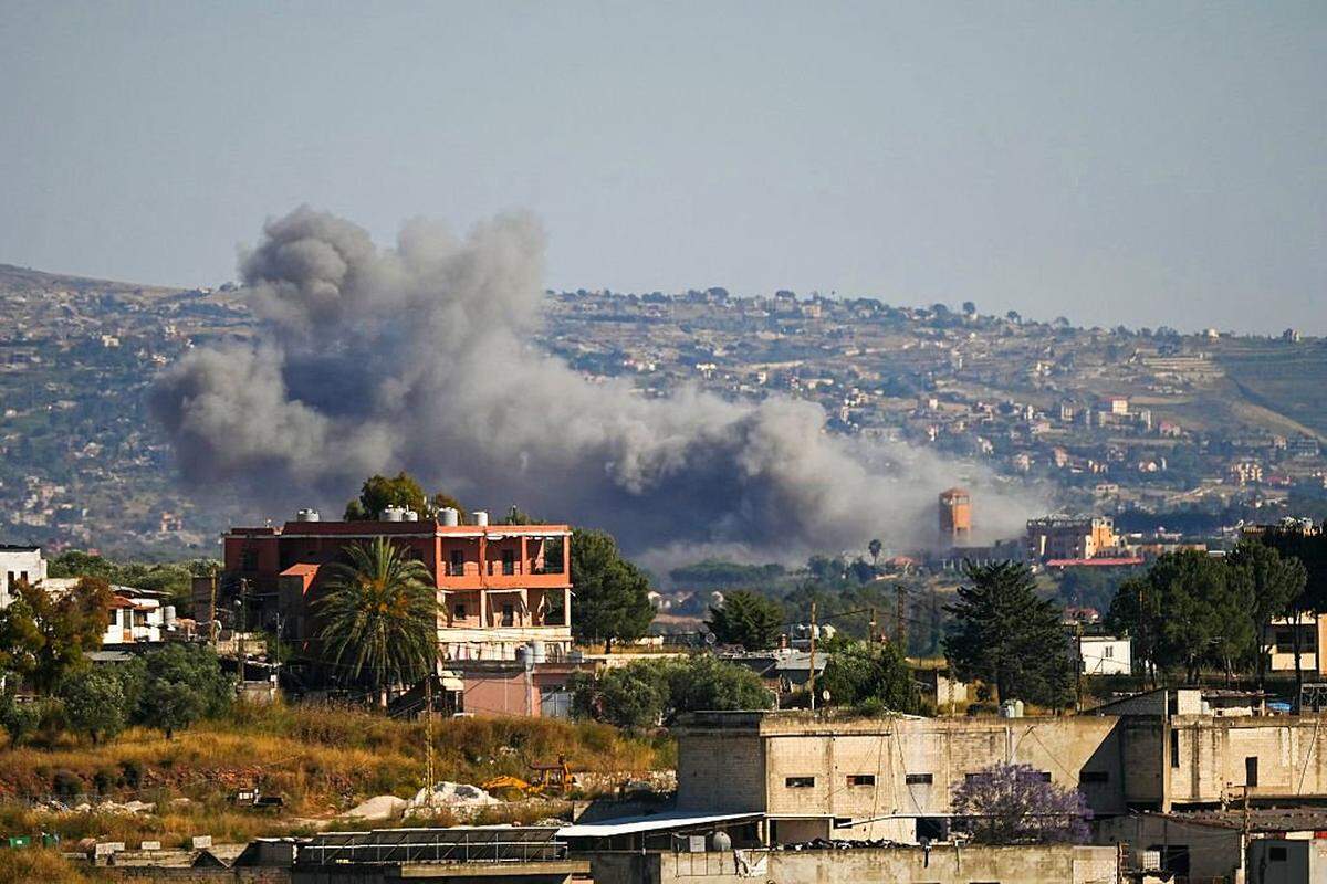 Una fotografía tomada desde la zona de Nabatieh, en el sur del Líbano, muestra el humo que se eleva desde el lugar de un ataque aéreo israelí que tuvo como objetivo la aldea de Zawtar al-Sharkiyeh el 4 de junio de 2026. El presidente libanés dijo el 4 de junio que un acuerdo sobre la implementación de un alto el fuego anunciado en Washington después de las conversaciones con Israel era la “última oportunidad” para alcanzar una tregua integral.