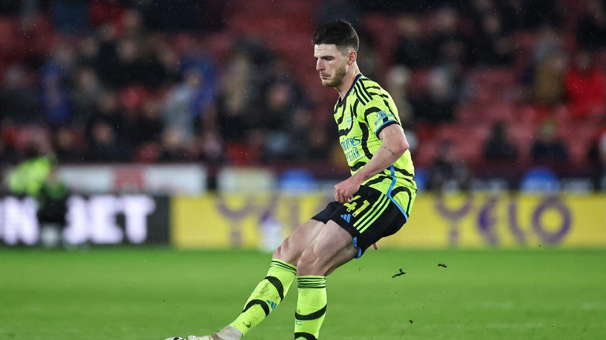 Arsenal esculpió otra contundente victoria en su campaña por el título de la Liga Premier al arrasar el lunes 6-0 al colista Sheffield United, manteniéndose a tiro de Liverpool y Manchester City.