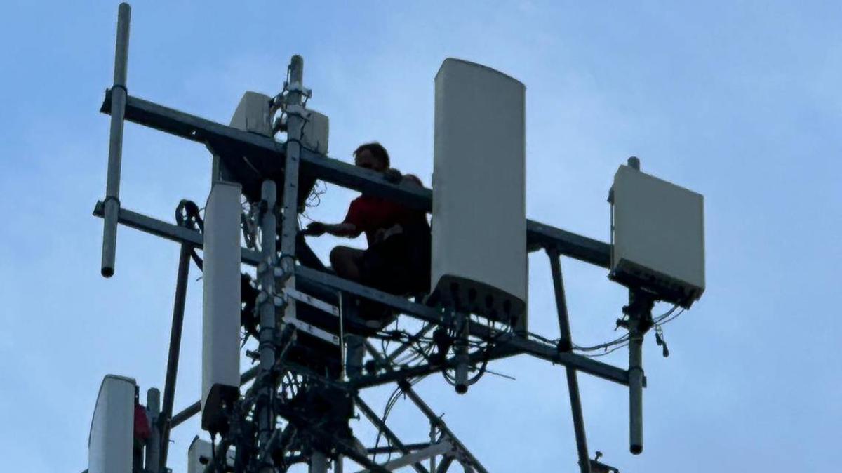 Un hombre se trepó a una torre de telefonía celular en Miami este miércoles 3 de abril de 2024 y amenaza con saltar.