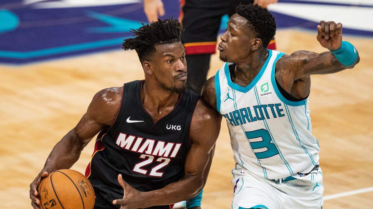 La estrella del Heat Jimmy Butler trata de entrar al aro ante la marca de Terry Rozier, de los Hornets, en el partido celebrado el 2 de mayo de 2021 en Charlotte.