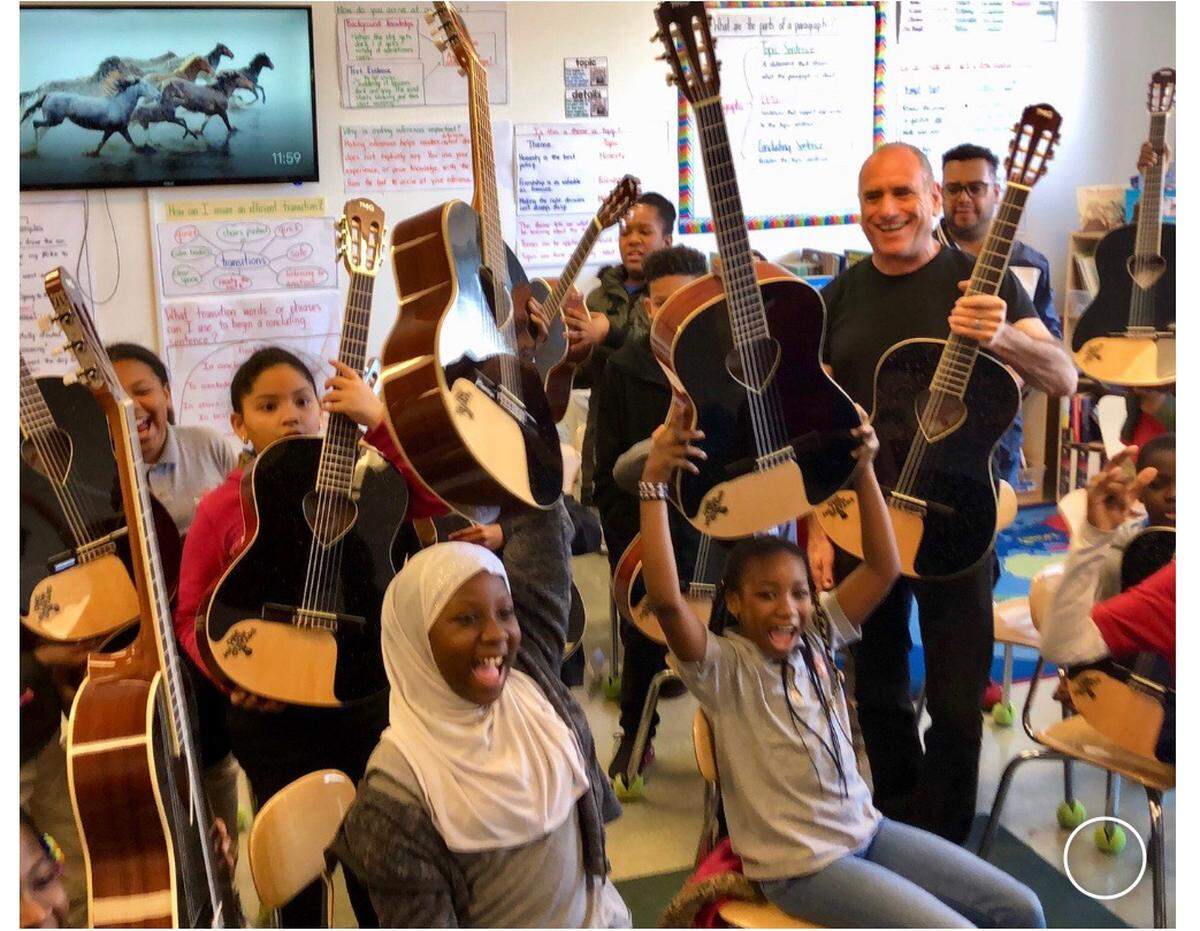 David Broza junto a niños que participan en el programa One Million Guitars en una escuela pública del Bronx, NY.