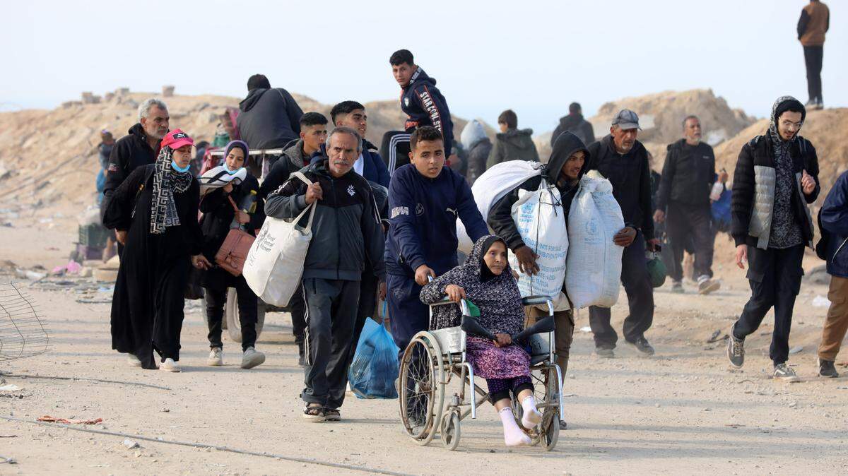 Palestinos desplazados por la guerra entre Israel y Hamás se dirigen hacia el norte de la Franja de Gaza, el martes 28 de enero de 2025.
