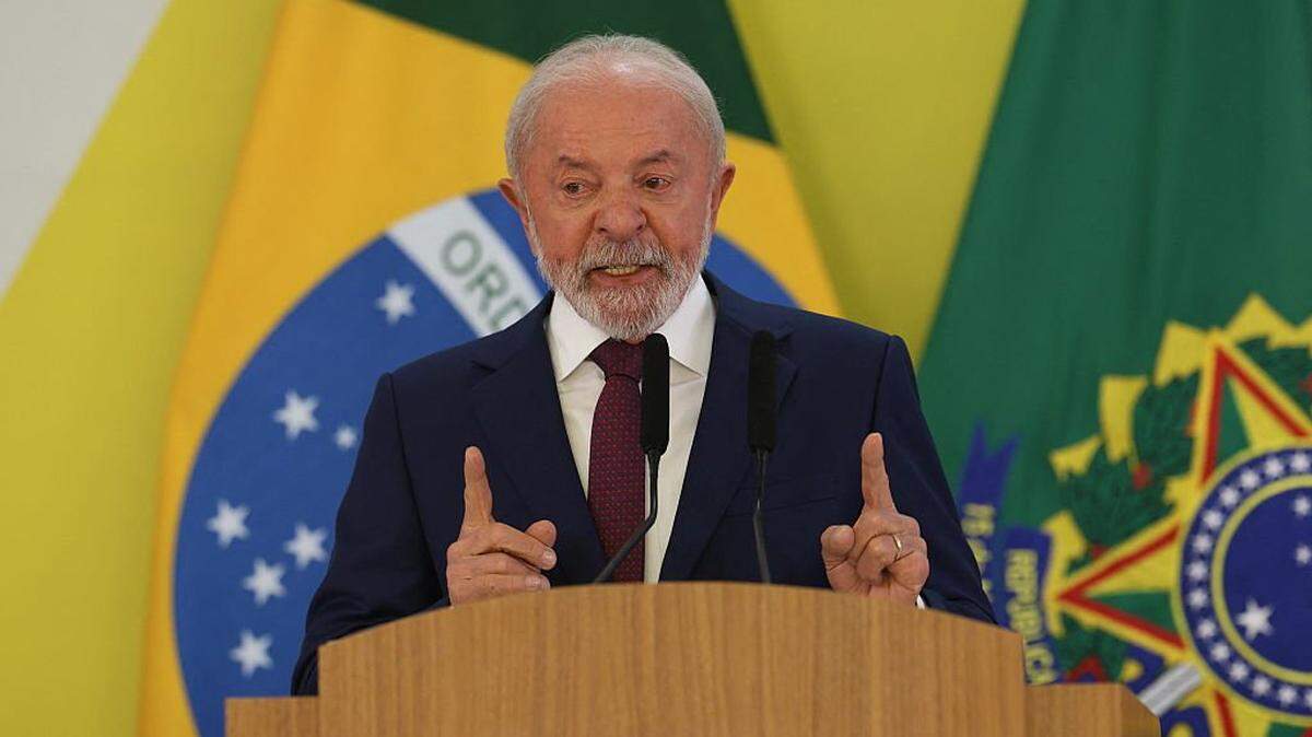 Brazil's President Luiz Inacio Lula da Silva speaks during a breakfast with accredited journalists at the Presidential Palace in Brasilia on December 18, 2025. (Photo by Sergio Lima / AFP via Getty Images)
