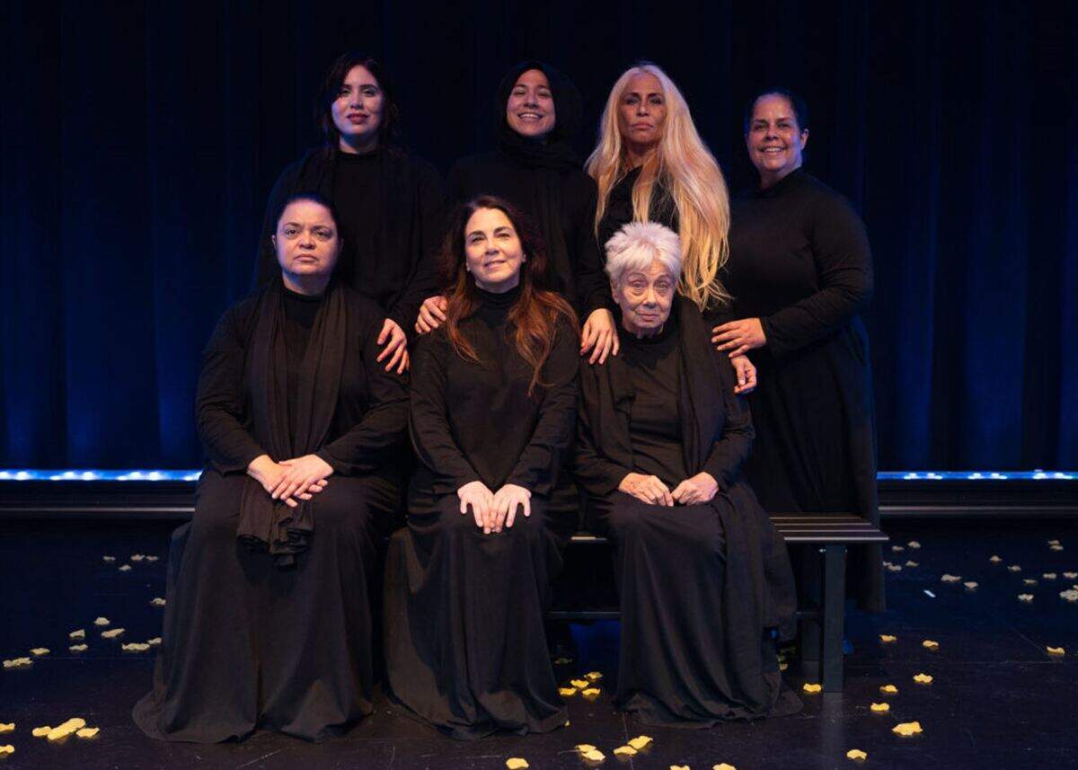 El elenco de “Eva”, escrita y dirigida por Lilliam Vega, se presentó en la novena edición del Festival Internacional Casandra. Sentadas de izquierda a derecha: Ivanessa Rodríguez, Lilliam Vega y Flora Lauten. De pie, en el mismo orden, Dianet Conde, Kirenia Vega, Fanny Tachin y Simone Balmaseda. 
