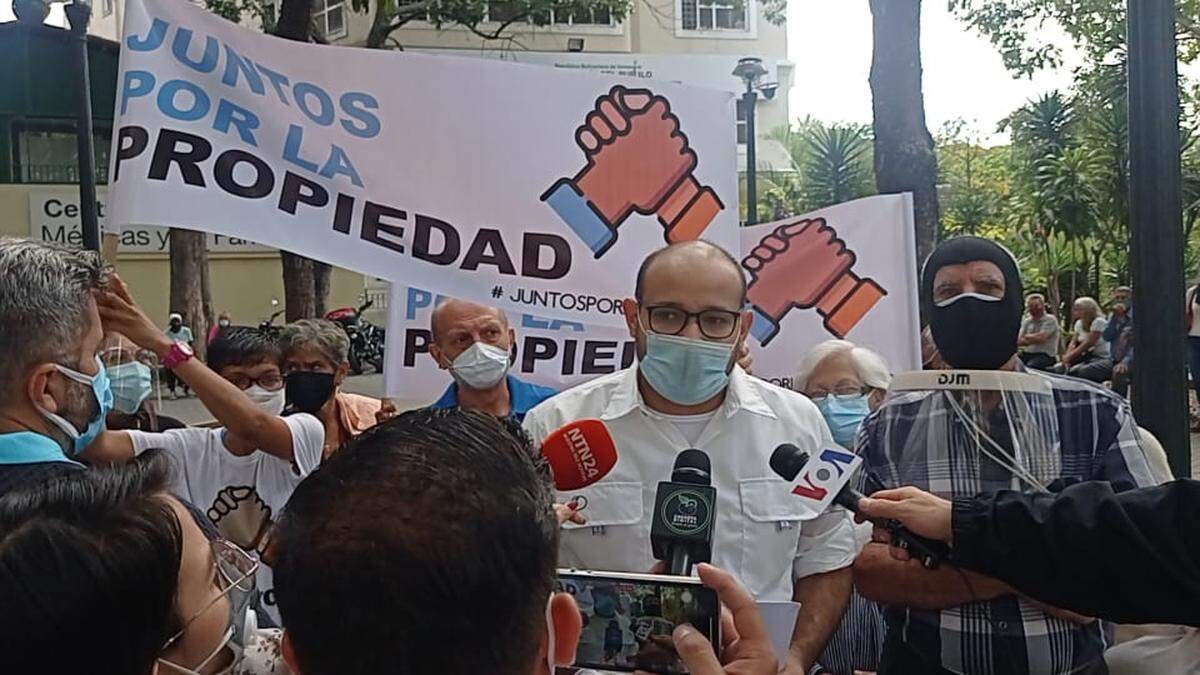 El activista Carlos Julio Rojas durante una manifestación realizada en respaldo de las víctimas de las invasiones. Su organización, Frente en Defensa del Norte de Caracas, lleva la cuenta del número de propiedades que han sido expropiadas por grupos cercanos al régimen de Maduro.