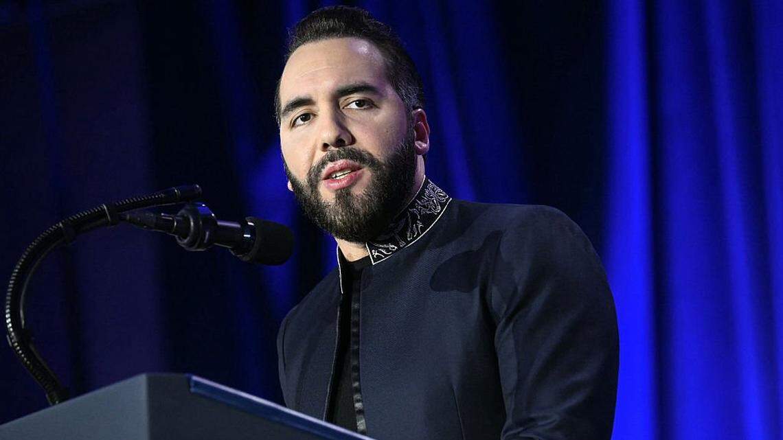 El presidente de El Salvador, Nayib Bukele, interviene antes que el presidente estadounidense Trump durante el Desayuno Nacional de Oración en el hotel Washington Hilton en Washington, D.C., el 5 de febrero de 2026.