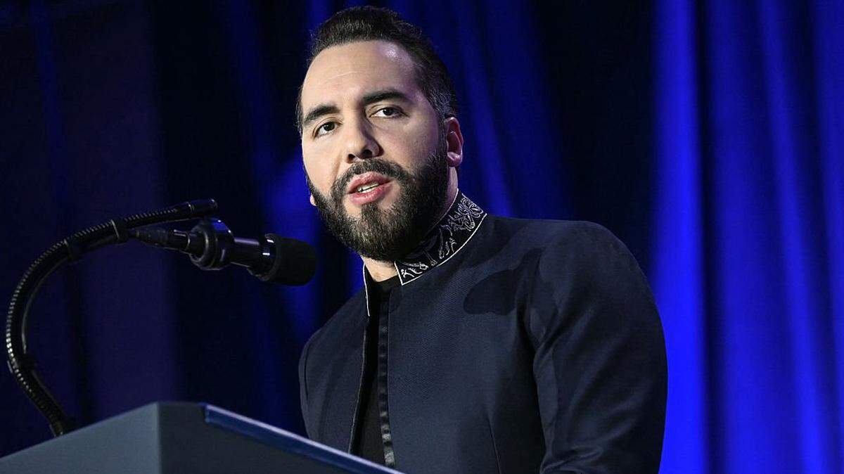 El presidente de El Salvador, Nayib Bukele, interviene antes que el presidente estadounidense Trump durante el Desayuno Nacional de Oración en el hotel Washington Hilton en Washington, D.C., el 5 de febrero de 2026.