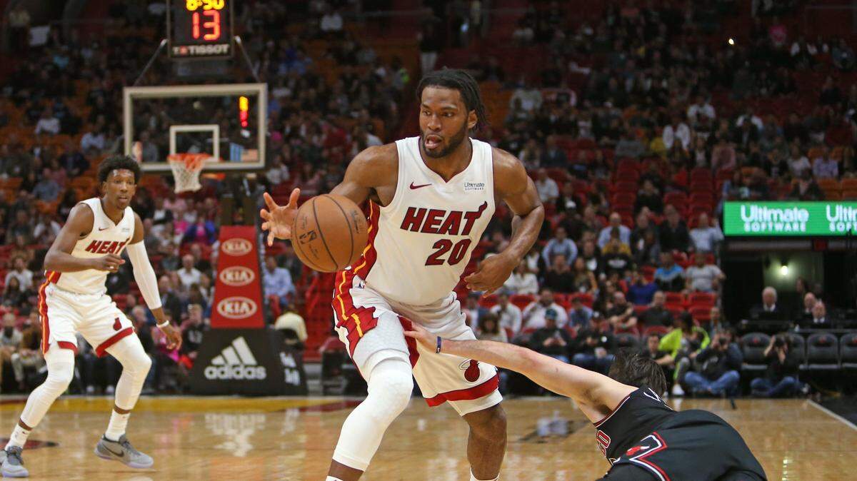 El delantero del Heat Justise Winslow lucha por la pelota con Ryan Arcidiacono, de los Bulls, en el primer cuarto del partido ante los Bulls, celebrado el 30 de enero de 2019 en Miami.