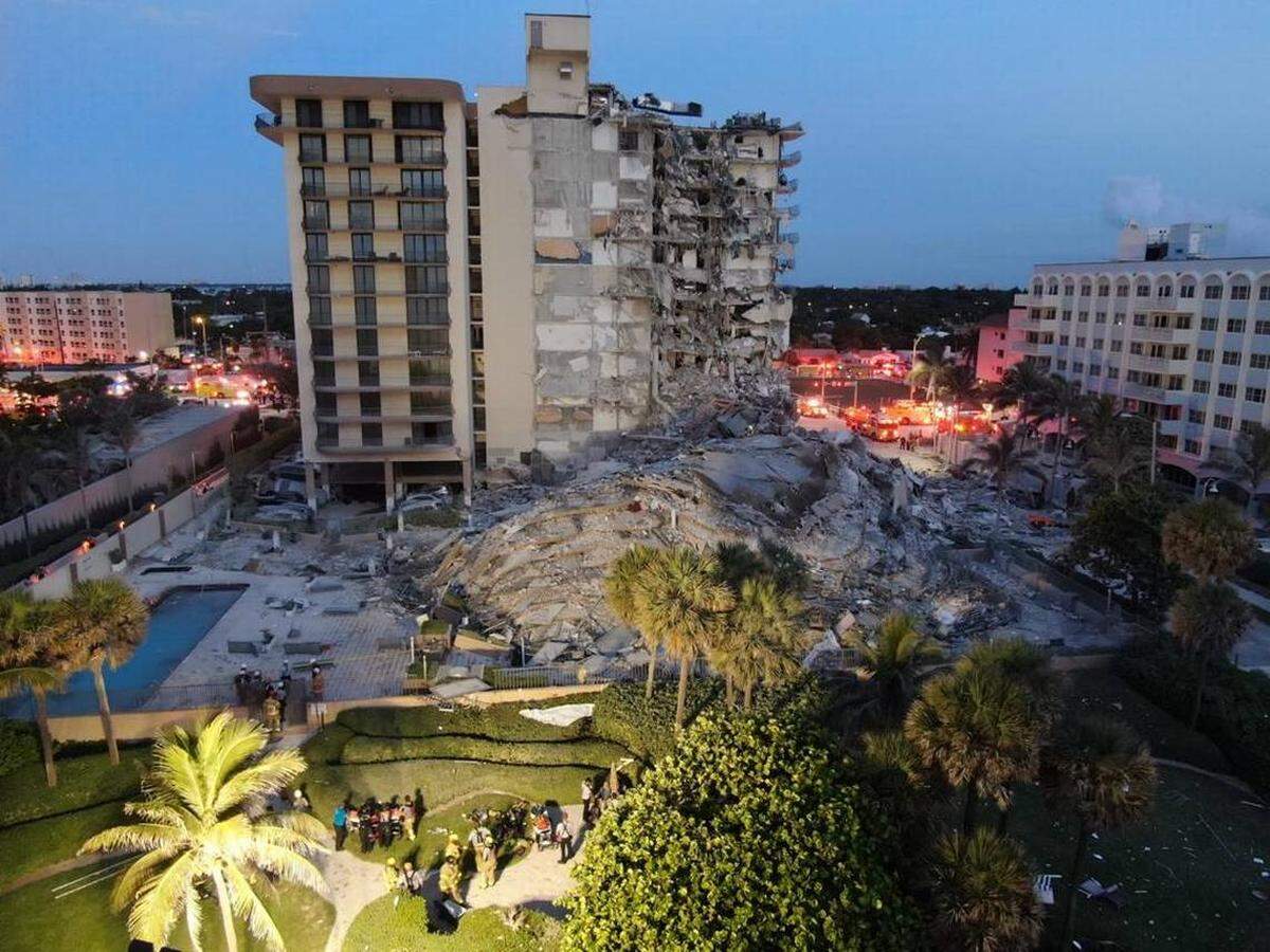 Una parte de Champlain Towers South Condo, en Surfside, se derrumbó el jueves por la mañana temprano.
