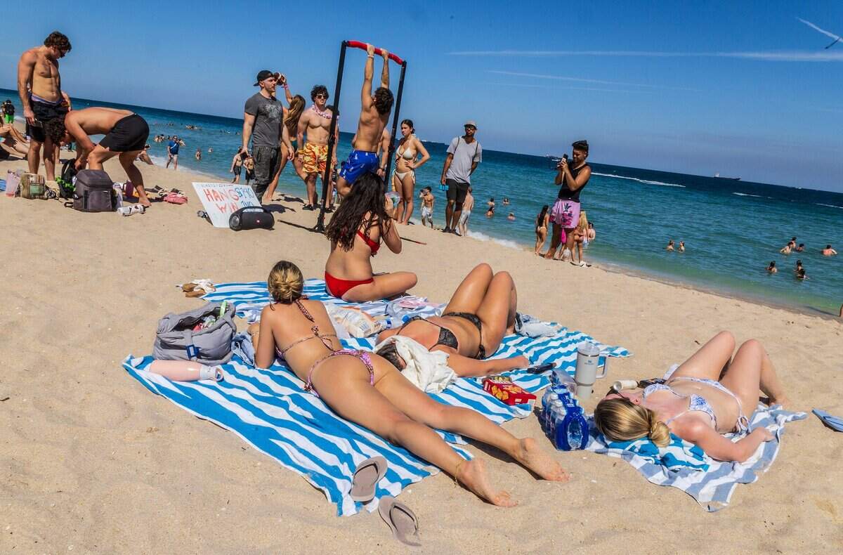 Vacacionistas de primavera disfrutan de un día soleado en Fort Lauderdale Beach, el jueves 20 de marzo de 2025.
