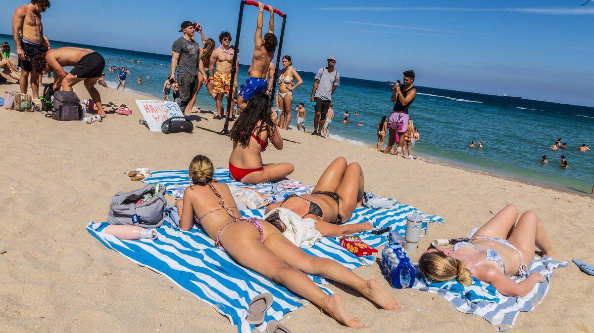 Vacacionistas de primavera disfrutan de un día soleado en Fort Lauderdale Beach, el jueves 20 de marzo de 2025.