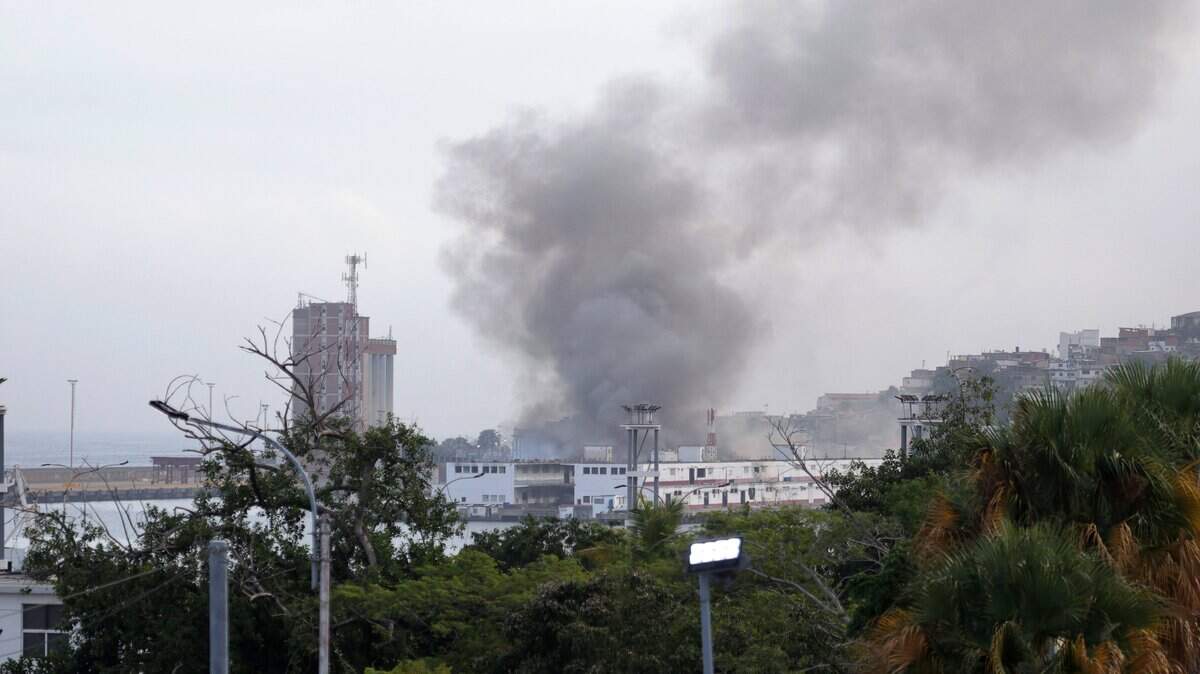 Humo se eleva desde el puerto de La Guaira después de que se escucharan explosiones y el sobrevuelo de aeronaves a baja altura el 3 de enero de 2026 en La Guaira, Venezuela.
