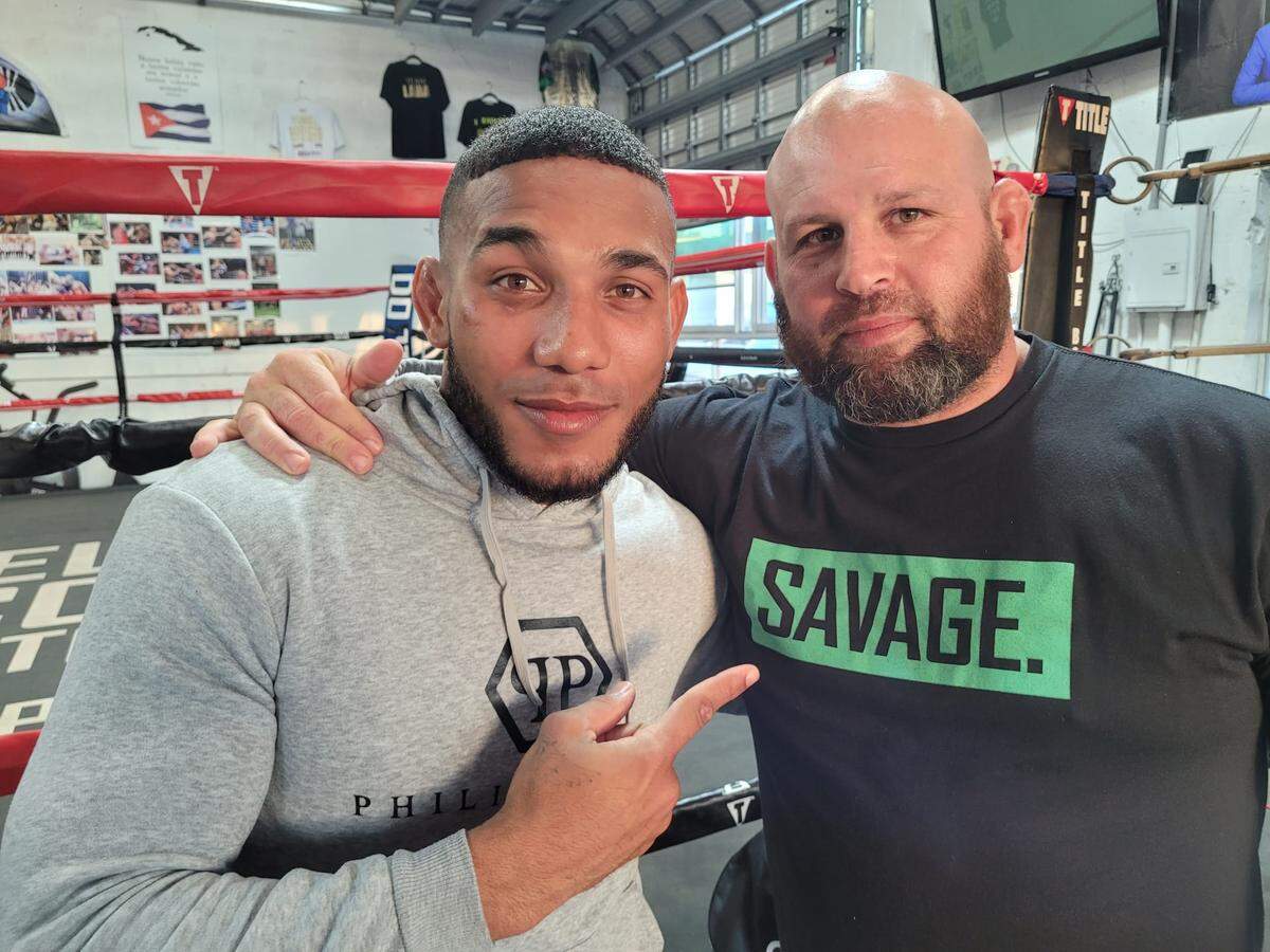 Angel Álvarez con el profesor Dieter Navarro.