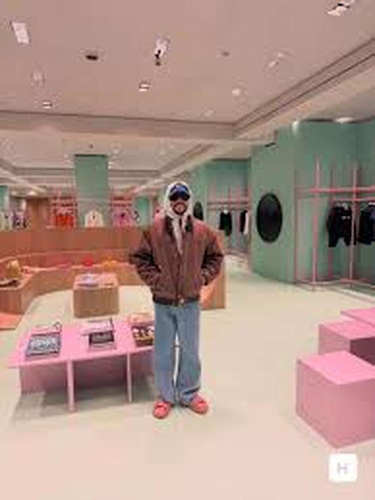 En la tienda de Zara, sobre el fondo verde esmeralda de las paredes y las mesas de dominó rosas, se exponen gran variedad de artículos