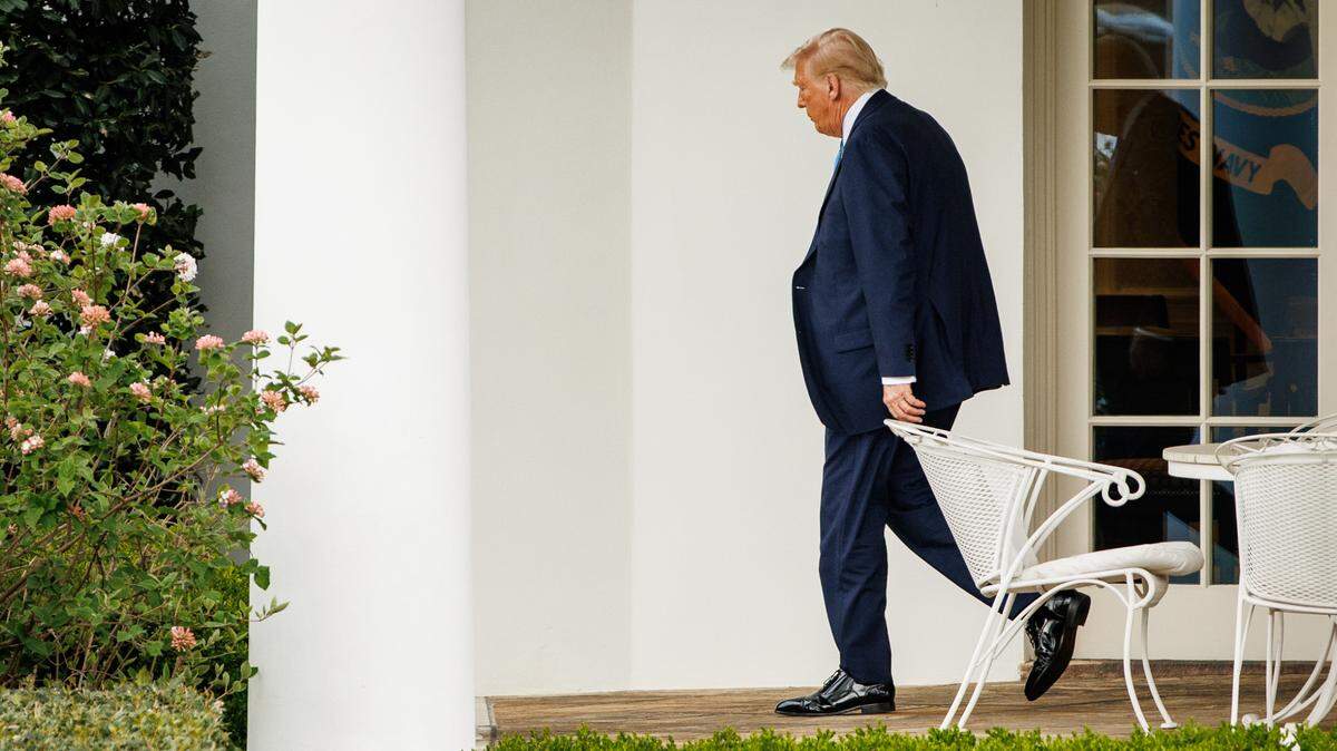 El presidente Donald Trump sale de la Oficina Oval de la Casa Blanca, en Washington, DC, el viernes 28 de marzo de 2025.