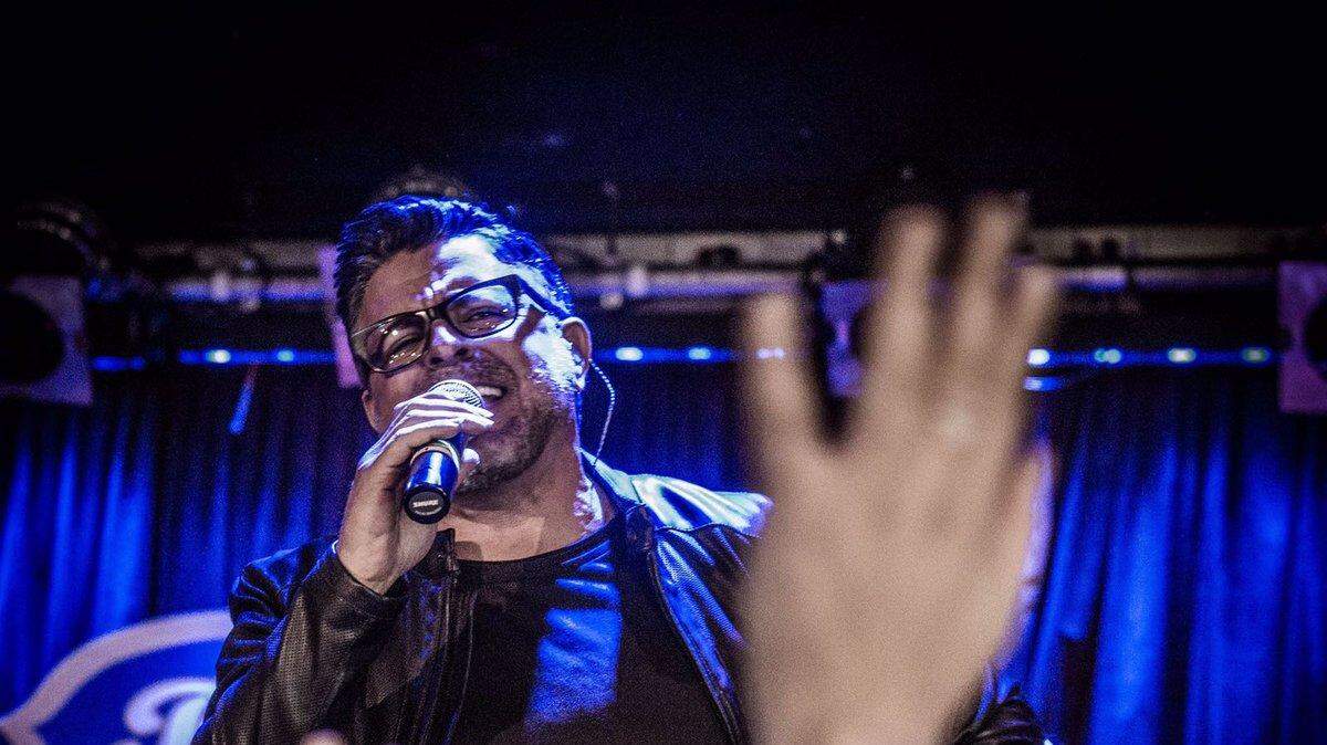 Foto del salsero nicaragüense Luis Enrique durante una presentación en Nueva York.