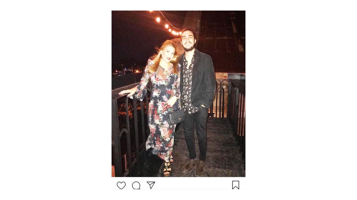 Tony Castro saliendo junto a su madre, Lissete Ulloa, de una paladar habanera.