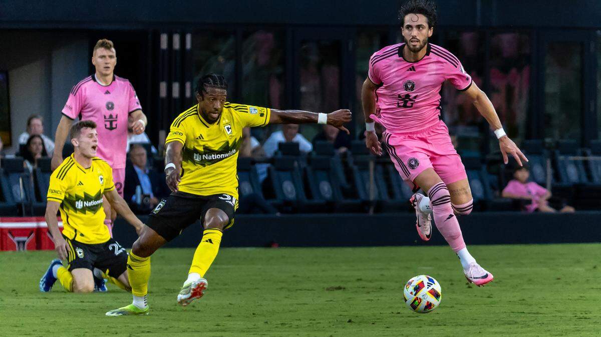 El jugador del Inter Miami Leonardo Campana (der.) lucha por la pelota con Steven Moreira, del Columbus Crew, en el partido celebrado el 19 de junio de 2024 en el Chase Stadium en Fort Lauderdale, Florida.