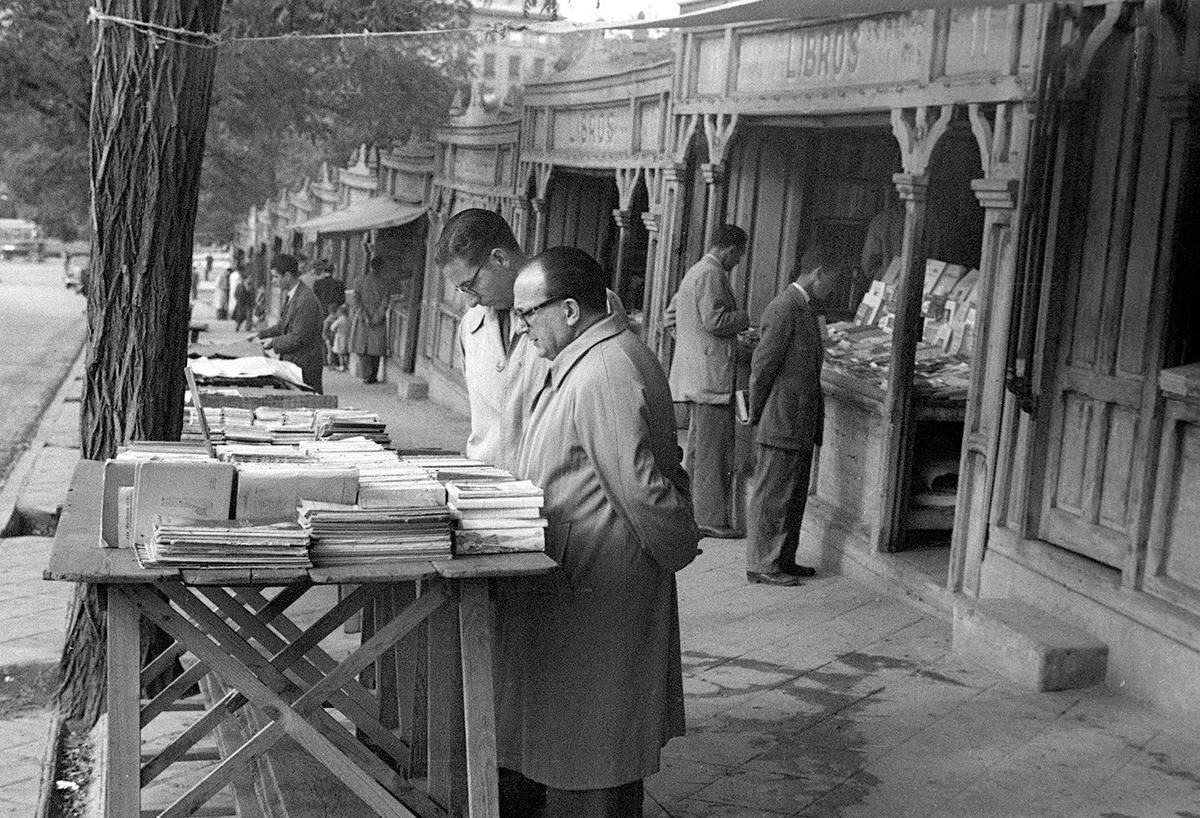Imagen de 1948, de las casetas de libros de segunda mano en la Cuesta Moyano. Esta calle mantiene su esencia un siglo después de su creación.