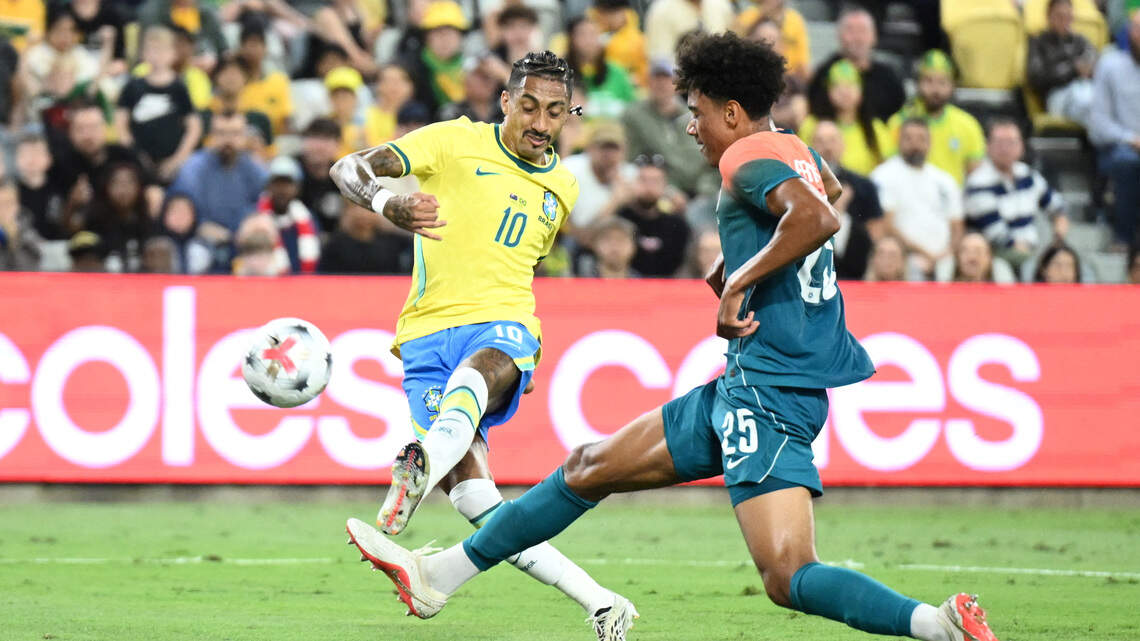 Con sangre nueva, Brasil remonta y vuelve a la senda del triunfo, pero Raphinha enciende las alarmas
