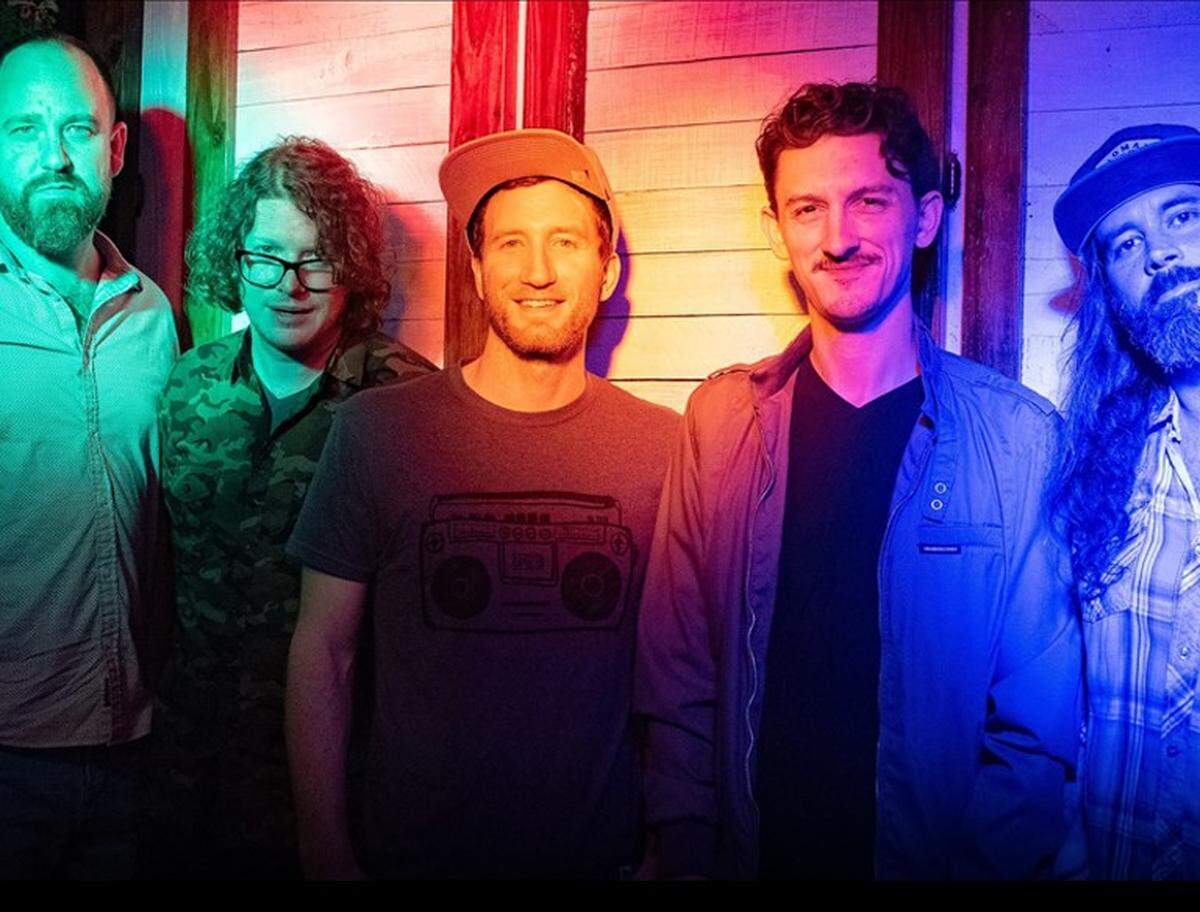La banda de rock The Heavy Pets en concierto en el Miami Beach Bandshell.