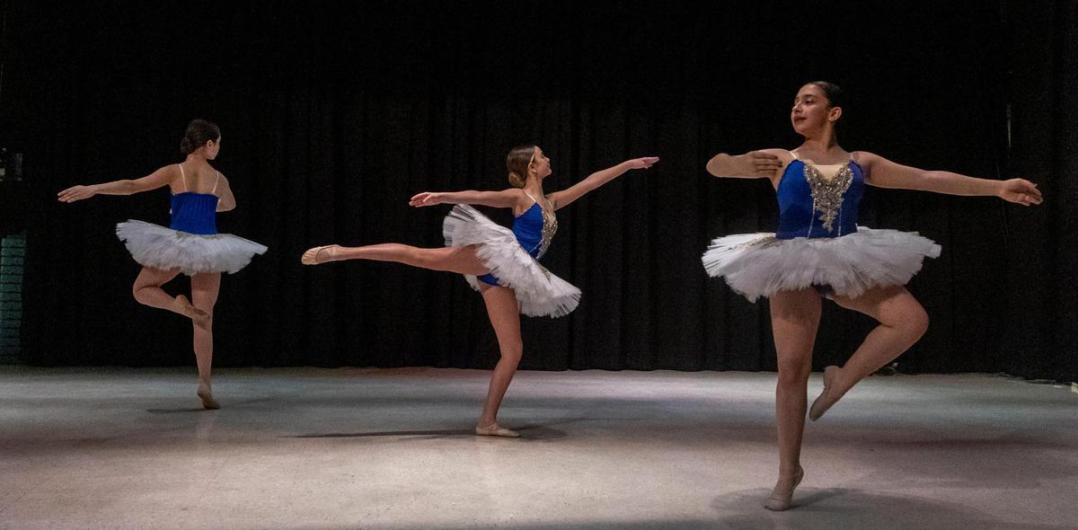 Las Pacerettes, Jazlyn Rodríguez, Yazmine Ávila y Meritxell Ontivero se presentan en la escuela secundaria Palm Springs en Hialeah, el 10 de marzo de 2023.