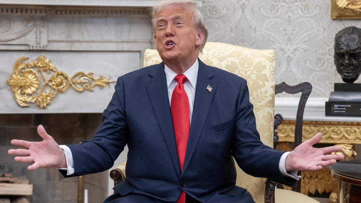 El presidente Donald Trump el lunes de nuevo acusó falsamente al mandatario ucraniano Volodimir Zelenski de ser responsable de la invasión rusa a su país. En la foto, Trump ofrece declaraciones a la prensa en la Oficina Oval de la Casa Blanca, el lunes 14 de abril de 2025.