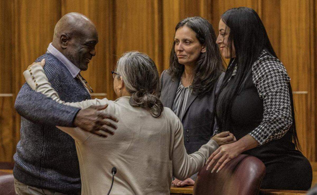 Miembros del equipo de la defensa abrazan a Harrel Braddy, condenado por abandonar a una niña de cinco años a morir en los Everglades en 1998, después de ser sentenciado a cadena perpetua en su juicio de nueva sentencia de pena capital en Miami, el viernes 30 de enero de 2026.
