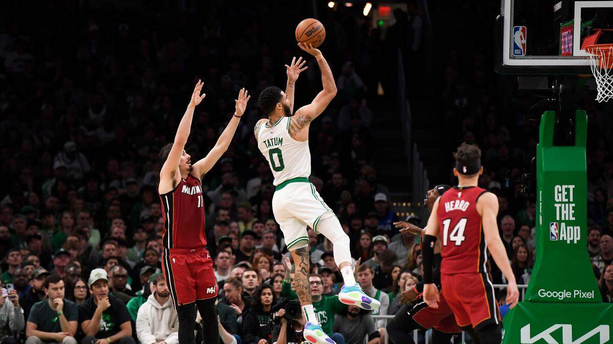 El jugador de los Celtics Jayson Tatum tira al aro ante la marca de Jaime Jáquez Jr. (izq.), del Heat de Miami, en el partido celebrado el 21 de abril de 2024 en Boston.