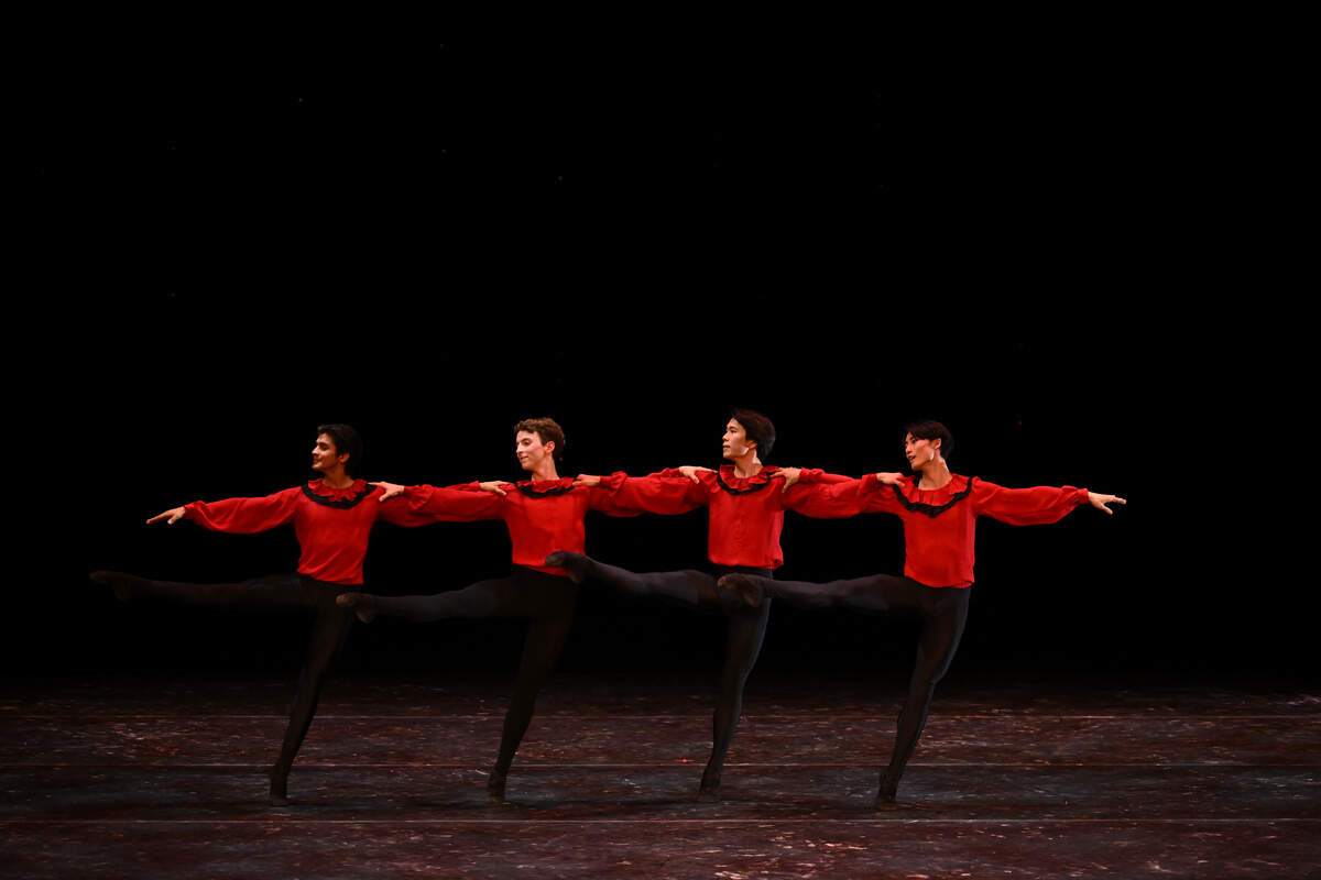 Sebastián Casares, Leonardo Bares, Remina Tanaka y Ataru Matsuya en “Shostakovich Suites”, coreografía de Vladimir Issaev.
