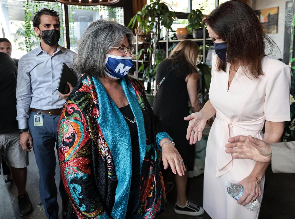 La alcaldesa de Miami-Dade, Daniella Levine, en el centro, es recibida por Loreen Chant, presidenta y directora ejecutiva de la Health Foundation of South Florida, a la derecha, durante una rueda de prensa en Dukunoo Jamaican Kitchen en Wynwood para anunciar el lanzamiento de “We Did It” , una iniciativa que pide a los propietarios de pequeñas empresas que alienten a sus empleados a vacunarse contra el COVID-19 el jueves 21 de octubre de 2021.