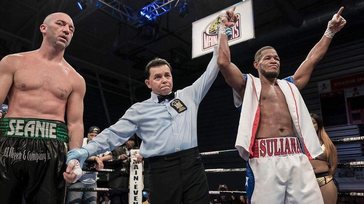 SULLIVAN BARRERA (der.) fue muy superior a Sean Monaghan en la pelea celebrada el 3 de noviembre de 2018 en Nueva York.