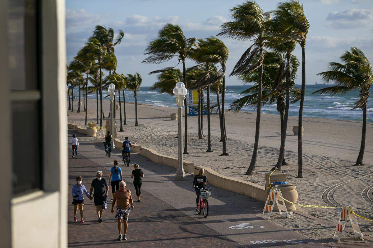 Walkers on the Hollywood Broadwalk.